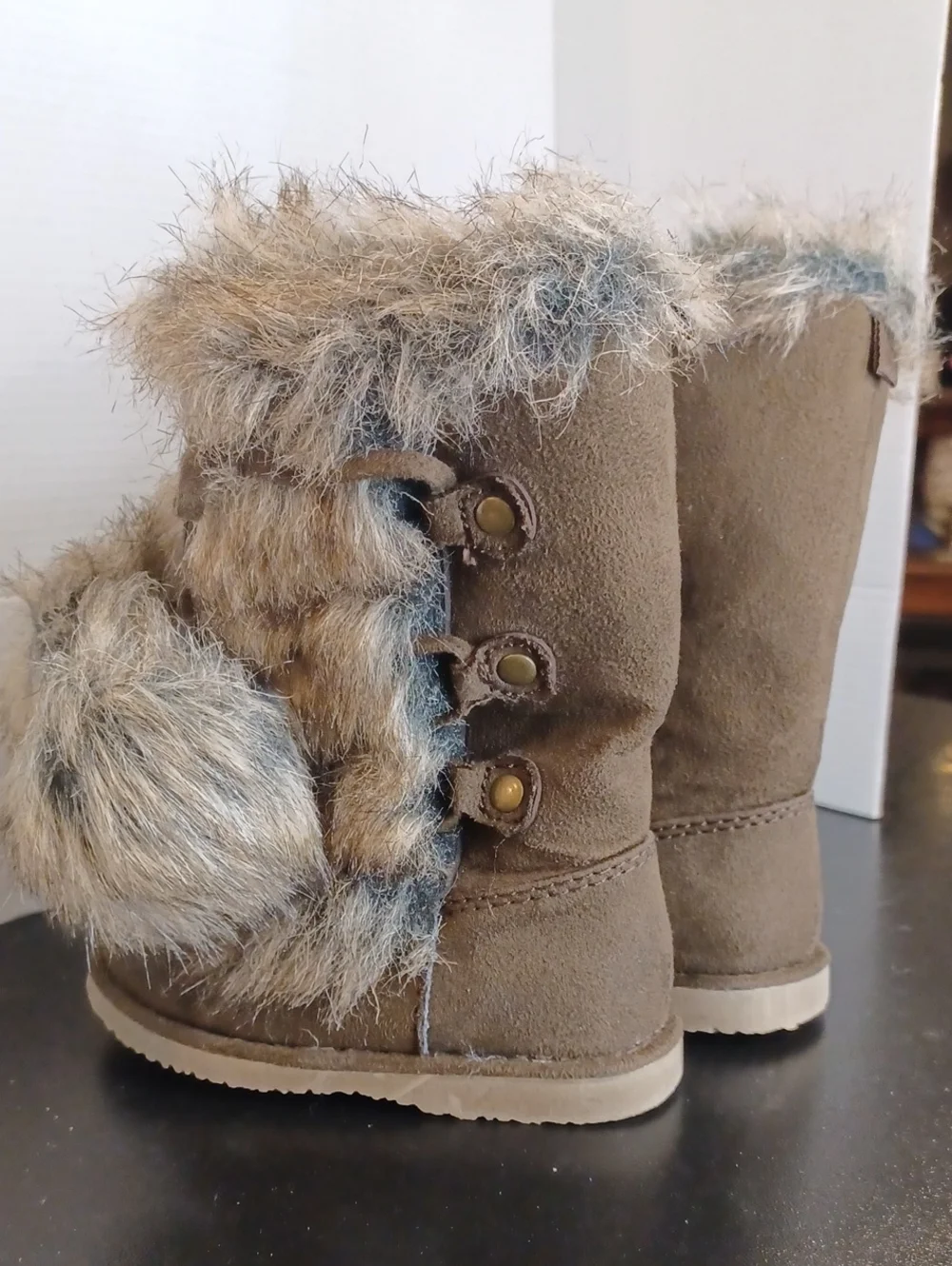 OLD NAVY BEAR HUG FAUX FUR & BROWN FAUX SUEDE BOOT POM POM SZ 5